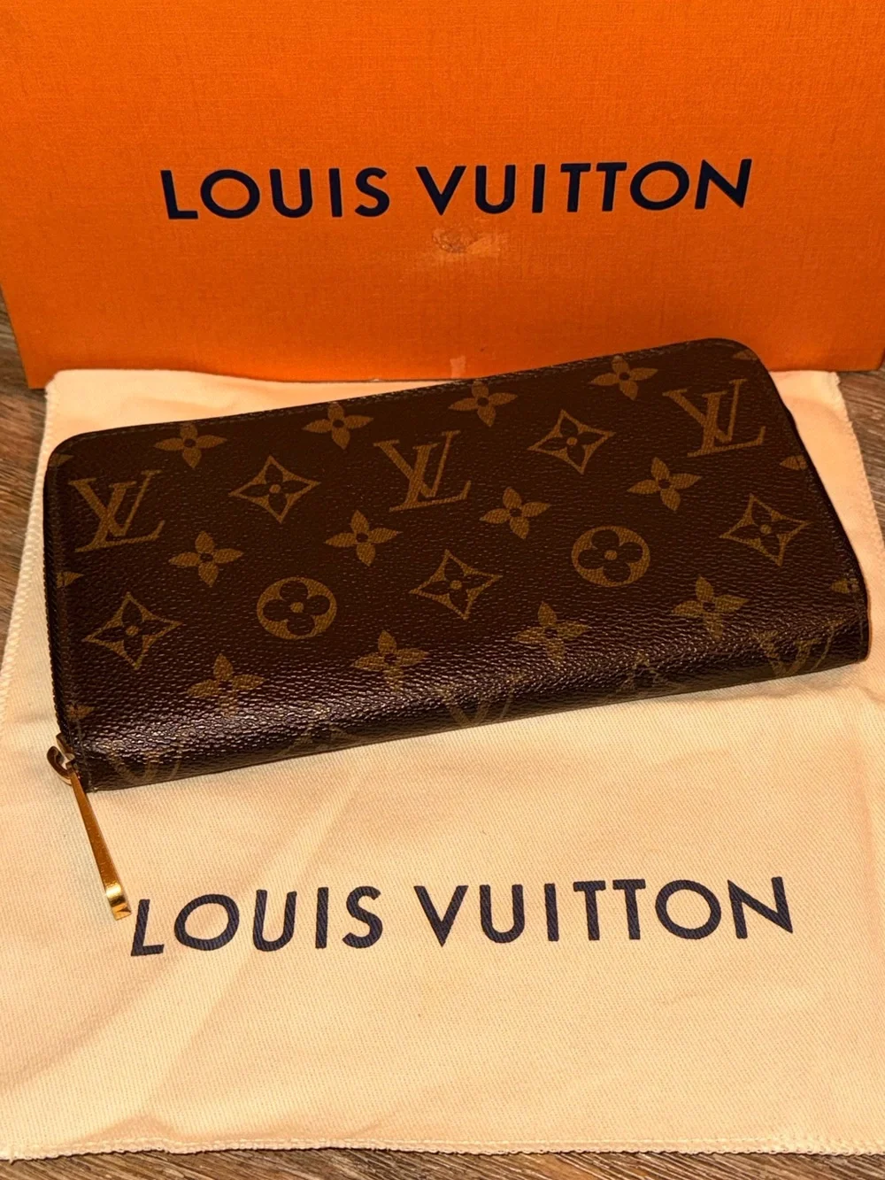 Authentic Louis Vuitton Zippy Wallet